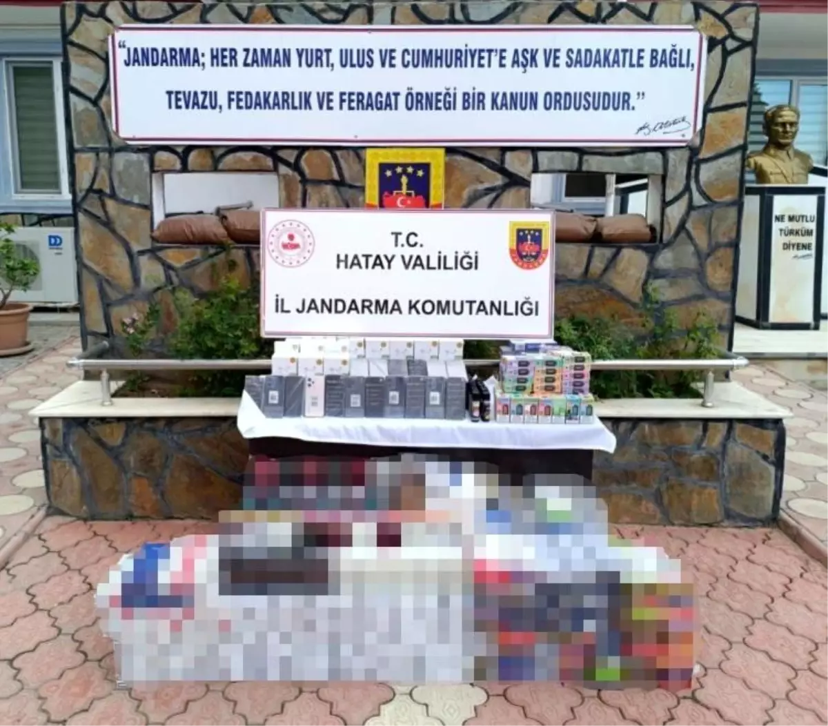 Hatay\'da Jandarma Operasyonunda Kaçak Eşyalar Ele Geçirildi