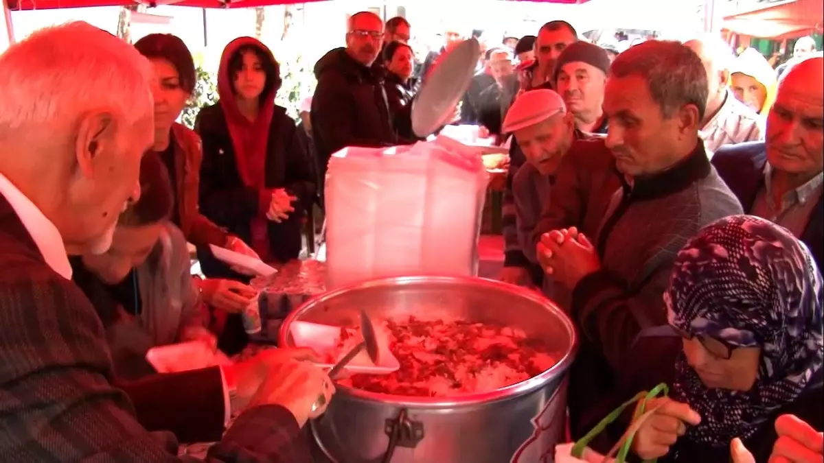 Mevlana\'nın doğumunun 816. yıl dönümünde halka pilav ve ayran ikramı