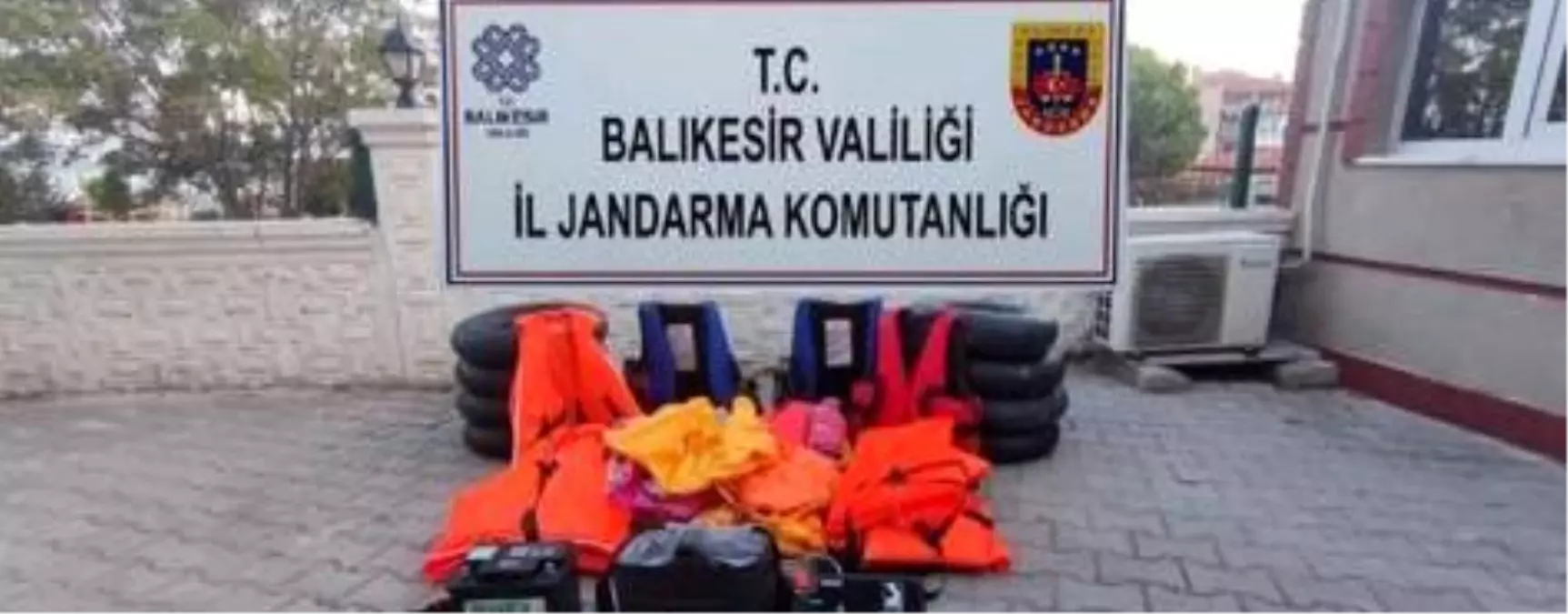 Balıkesir Ayvalık\'ta 131 düzensiz göçmen ve 3 organizatör yakalandı