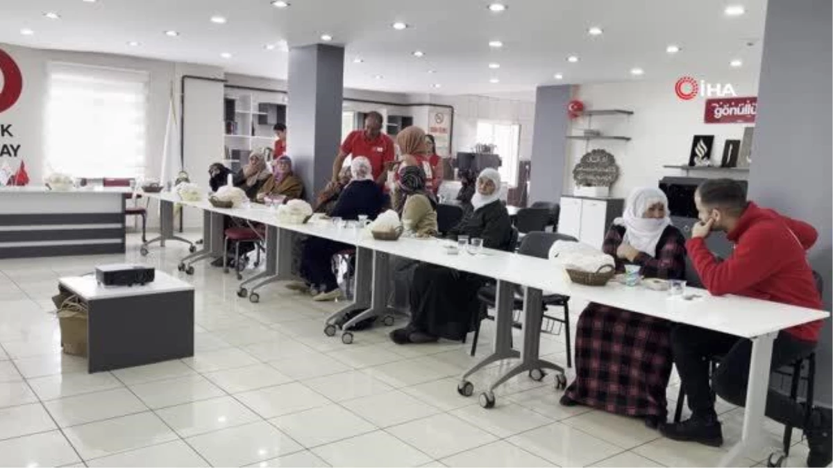 Türk Kızılay Ağrı Şubesi, Yaşlılar Haftası\'nda yalnız yaşayan yaşlılar için sürpriz etkinlik düzenledi