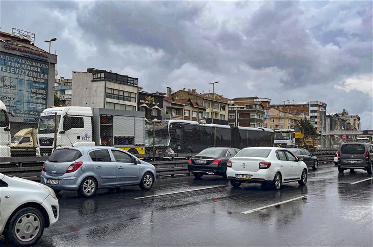 Küçükçekmece\'de çarpışan 2 metrobüste hasar oluştu