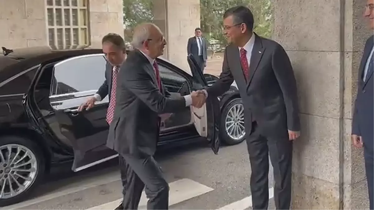 Aralarında soğuk rüzgarlar estiği söyleniyordu! Kılıçdaroğlu, Meclis açılışında rakibi Özgür Özel ile tokalaştı