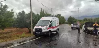 Bursa'da Kavşakta Minibüs Bekleyen Kişiye Otomobil Çarptı, Hayatını Kaybetti