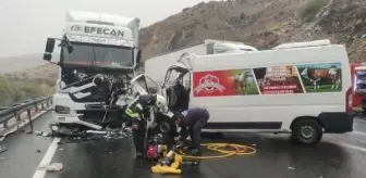 Erzurum'da minibüs ile TIR çarpıştı: 1 ölü, 2 ağır yaralı