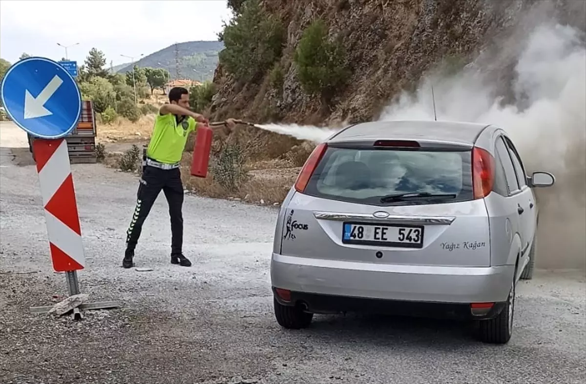 Muğla\'da trafik polisleri alev alan otomobili söndürdü