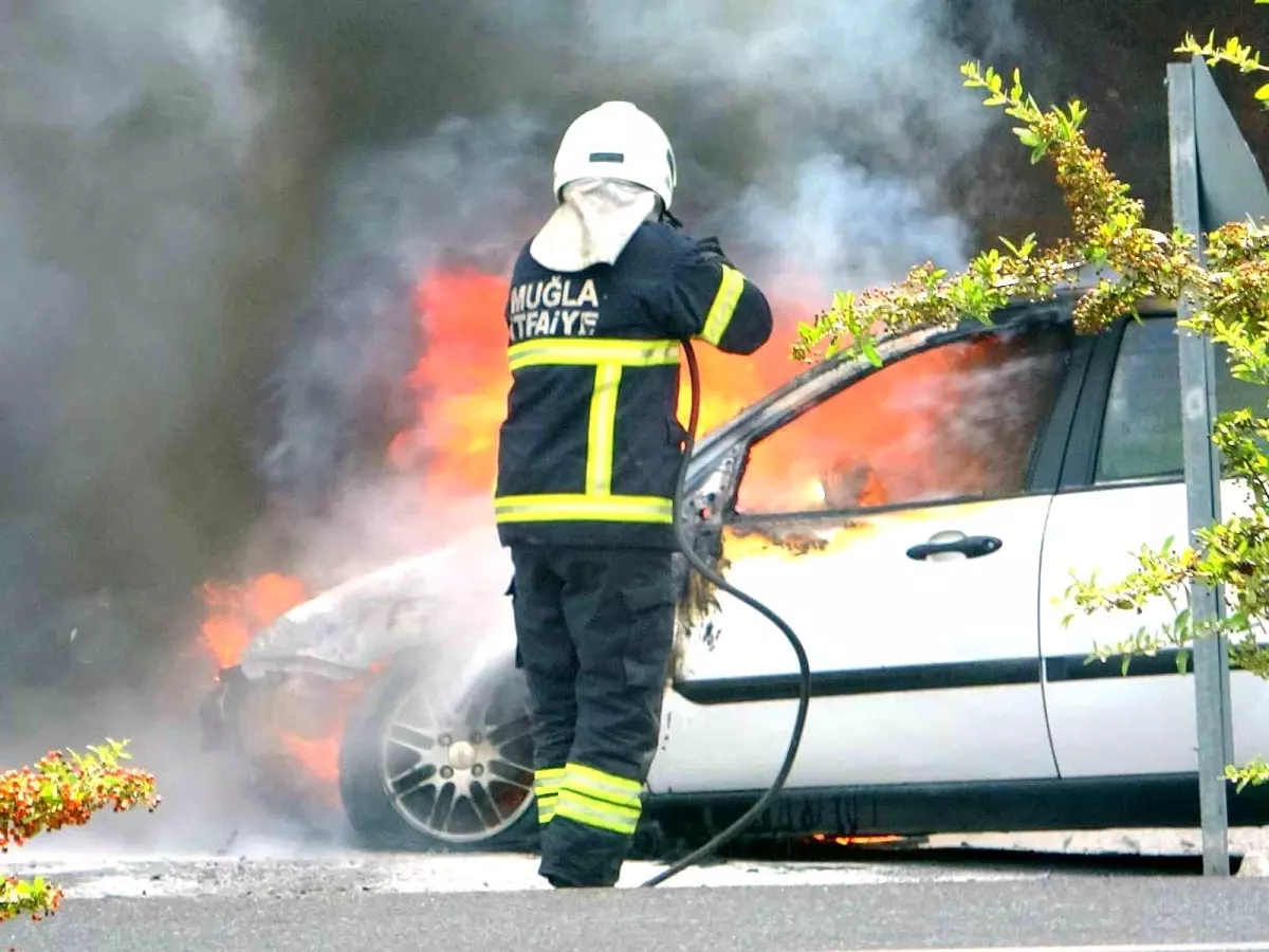 Muğla\'da Polis Kontrol Noktasında Araç Yangını