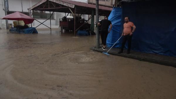 Sağanak yağış Trabzon'da hayatı felç etti! Sokaklar göle döndü, ev ve iş yerlerini su bastı