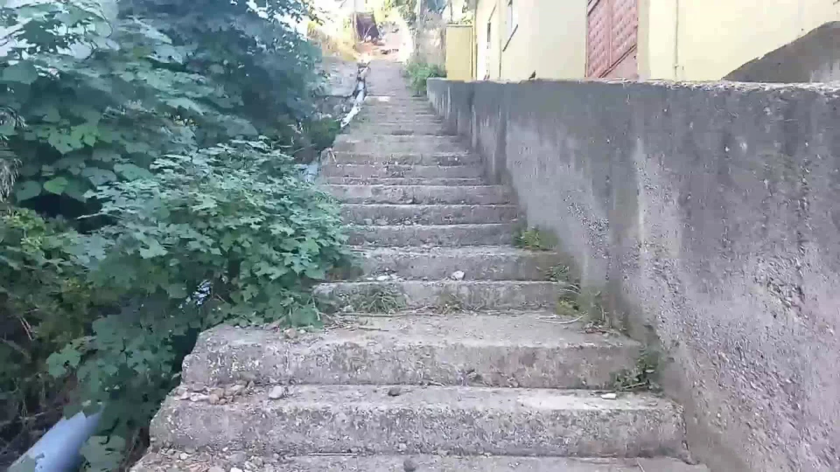 Samsun\'un Canik İlçesinde Evlerine 178 Basamak Merdiven Çıkarak Ulaşabilen Vatandaşlar Yol Yapılmamasına Tepki Gösterdi