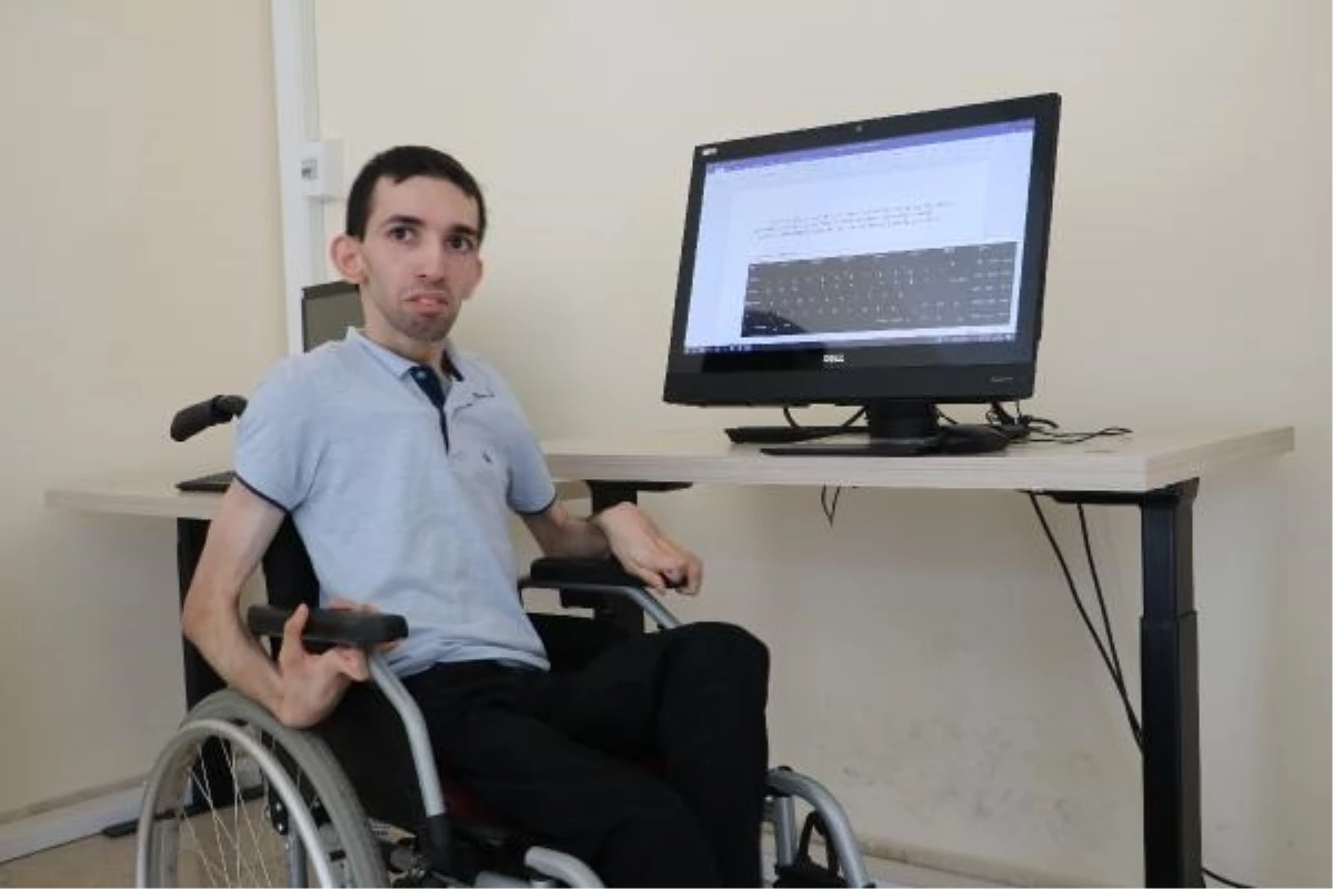 Doğuştan serebral palsi hastası genç, burnuyla bilgisayar kullanarak yazar olma hayalini gerçekleştiriyor