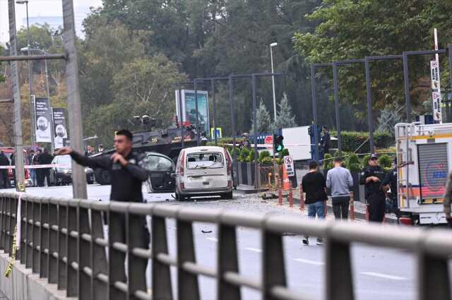 Son Dakika: Ankara'da İçişleri Bakanlığı'na bombalı saldırı girişimi! Teröristlerden biri kendini patlattı Son Dakika: Ankara'da İçişleri Bakanlığı'na bombalı saldırı girişimi! Teröristlerden biri kendini patlattı