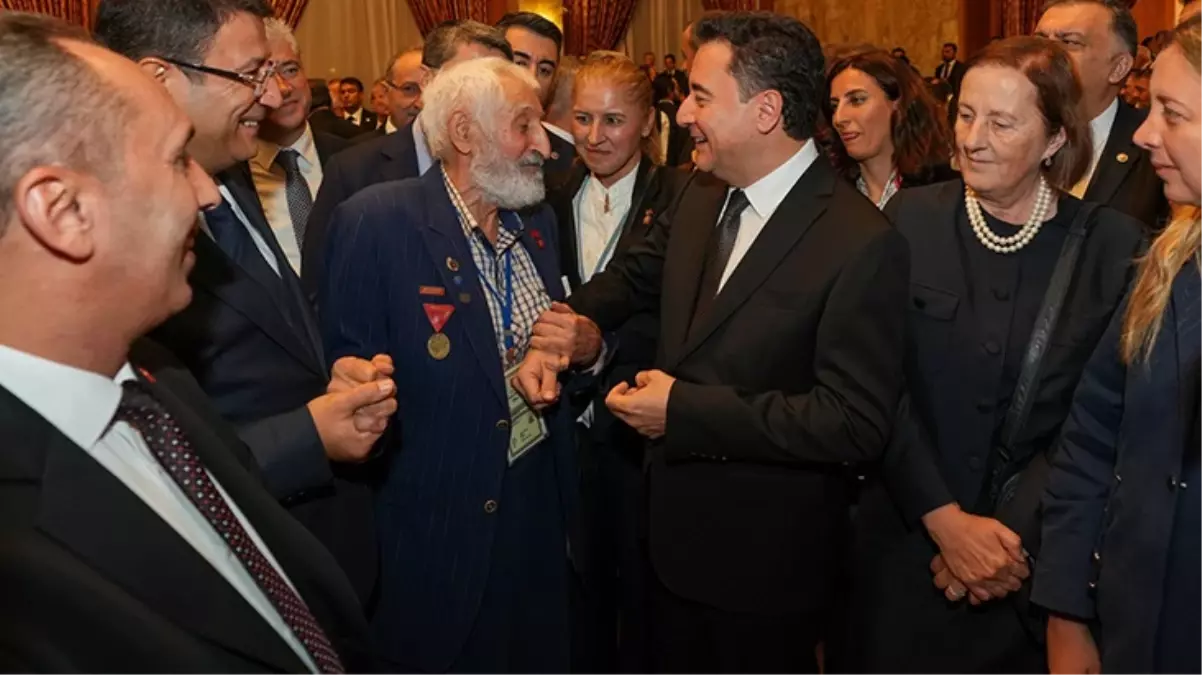 TBMM\'nin açılış resepsiyonuna muhalefet liderlerinden bir tek DEVA Partisi lideri Ali Babacan katıldı