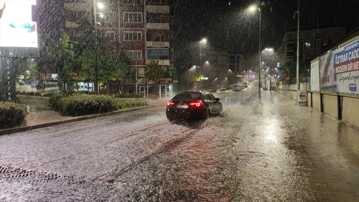 Çerkezköy\'de Sağanak Yağış Hayatı Olumsuz Etkiliyor