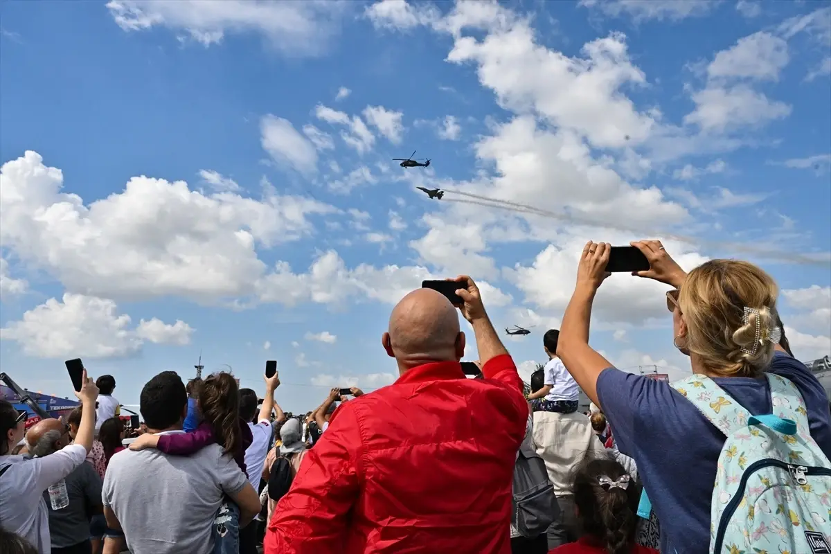 TEKNOFEST İzmir\'de Hava Gösterileri İlgiyle İzlendi