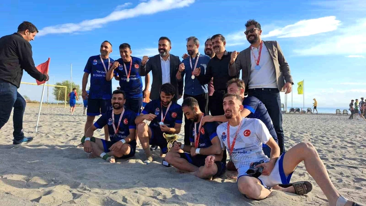 Adilcevaz\'da düzenlenen plaj futbolu turnuvası sona erdi