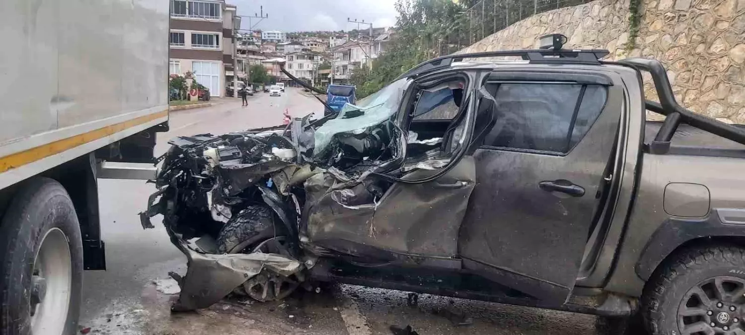 Bursa\'da yağışlı havada kamyonet tırın altına girdi