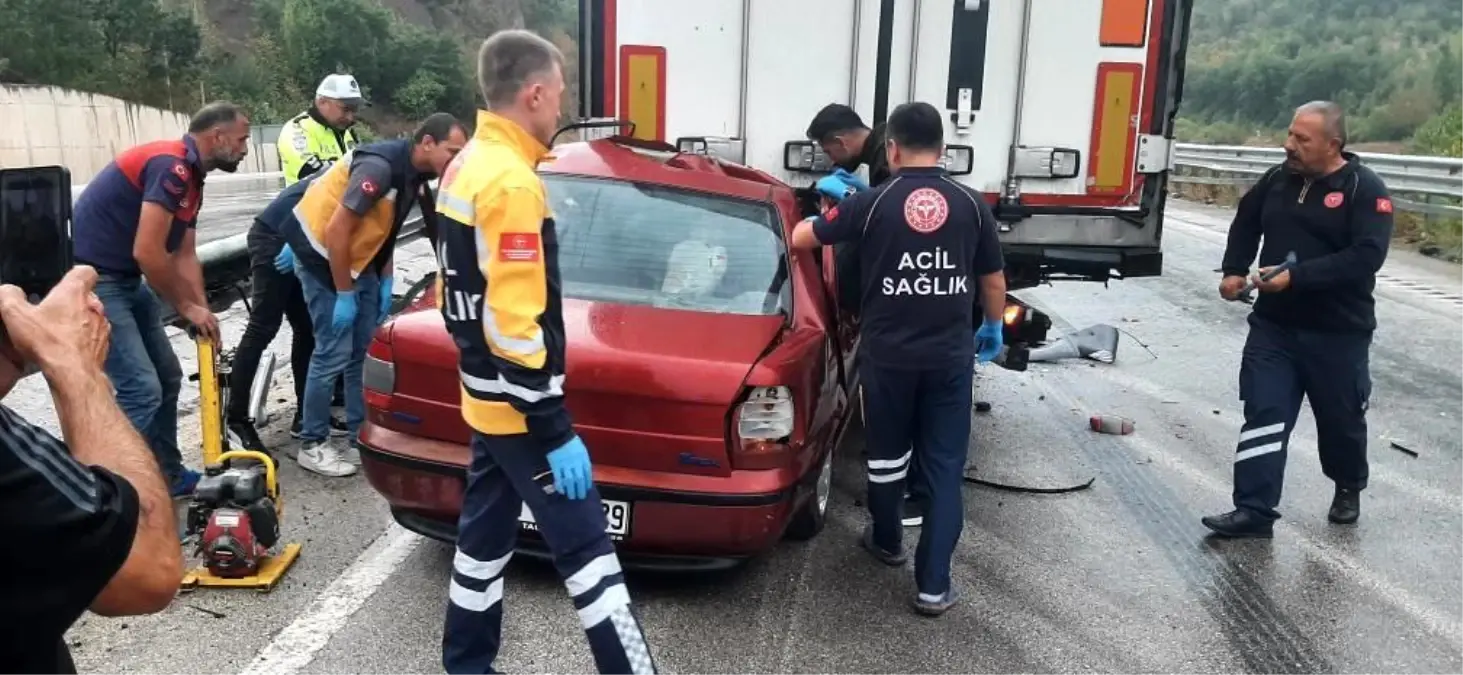 Tokat\'ta Otomobil Tıra Arkadan Çarptı: 3 Kişi Hayatını Kaybetti