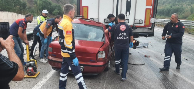 TOKAT'ta Otomobilin TIR'a Arkadan Çarptığı Kazada 3 Kişi Hayatını Kaybetti