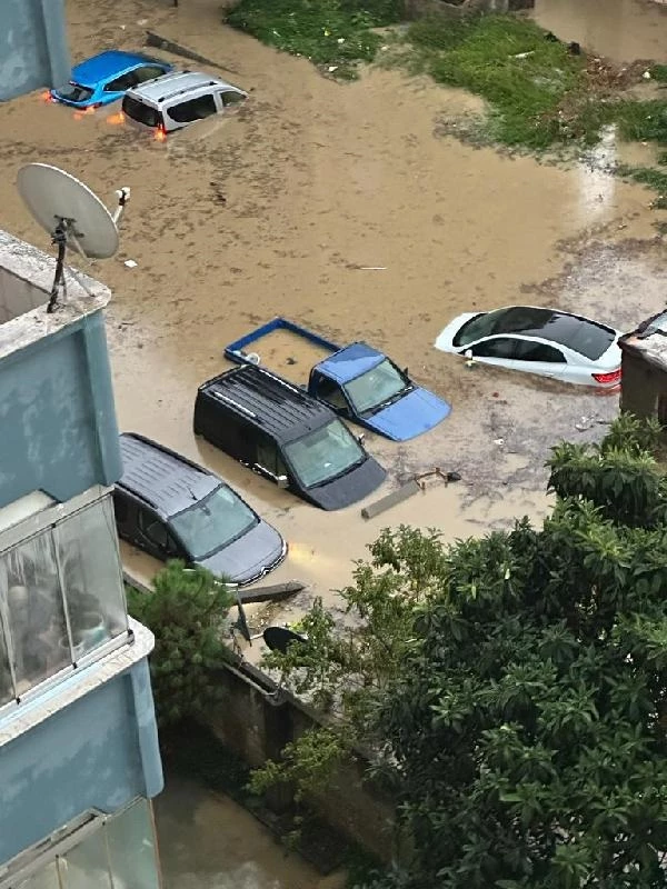 Sağanak yağış Trabzon'da hayatı felç etti! Sokaklar göle döndü, ev ve iş yerlerini su bastı
