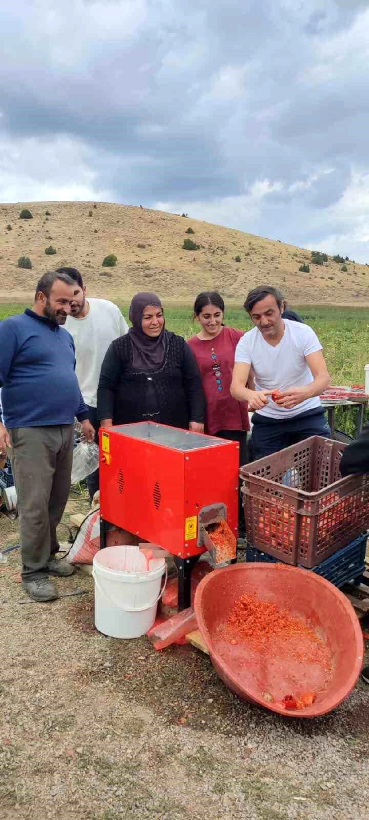 Ünlü Oyuncu Ersin Korkut, Bitlis\'te Tarım İşçileriyle Domates Topladı