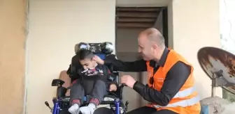 Van'da doğuştan engelli çocuğa tekerlekli sandalye hediye edildi