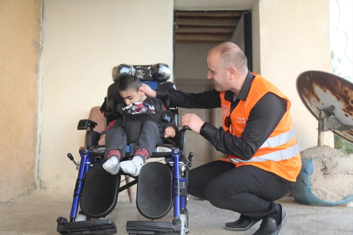 Van\'da doğuştan engelli çocuğa tekerlekli sandalye hediye edildi