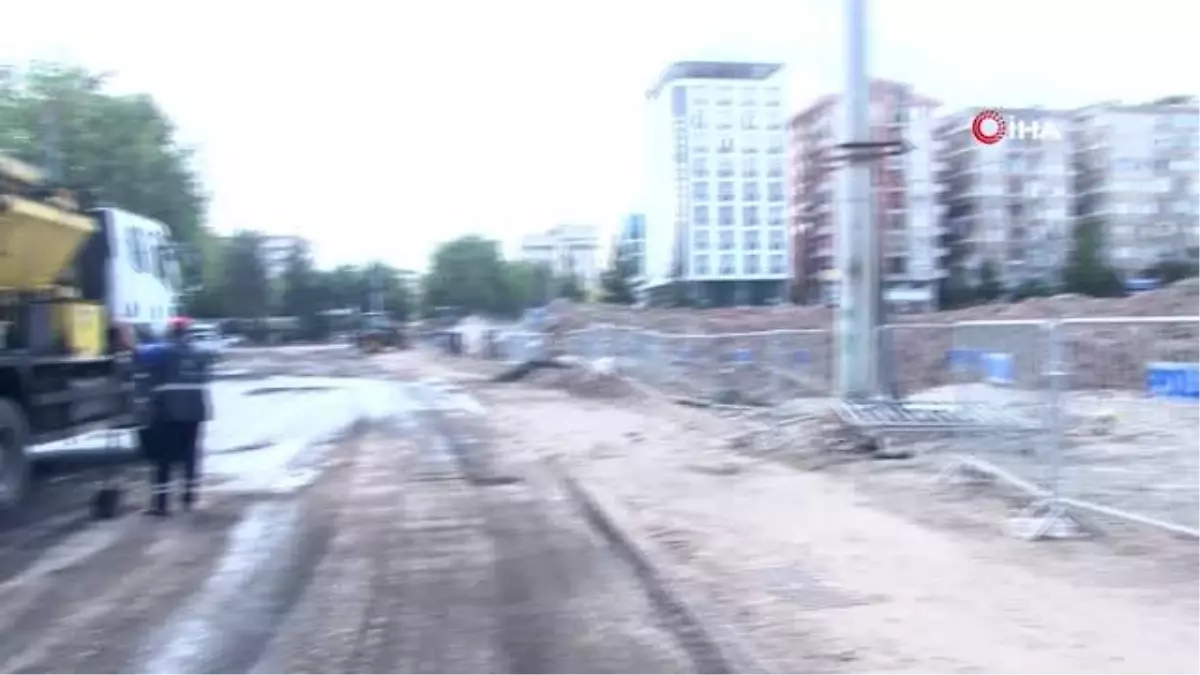 Depremde yıkılan iş merkezinin bulunduğu cadde trafiğe açılıyor