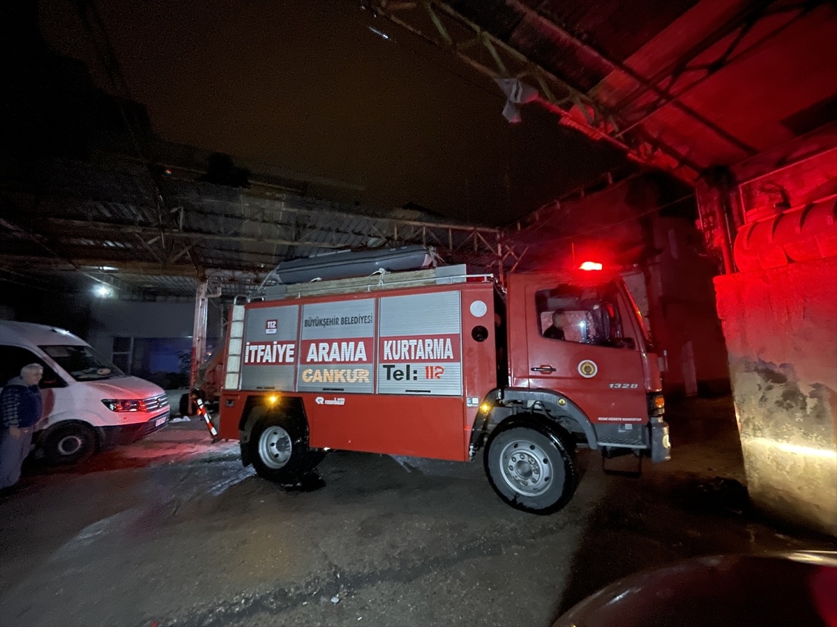 Adana\'da iş yerinin penceresinden düşen kişi yaralı olarak hastaneye kaldırıldı