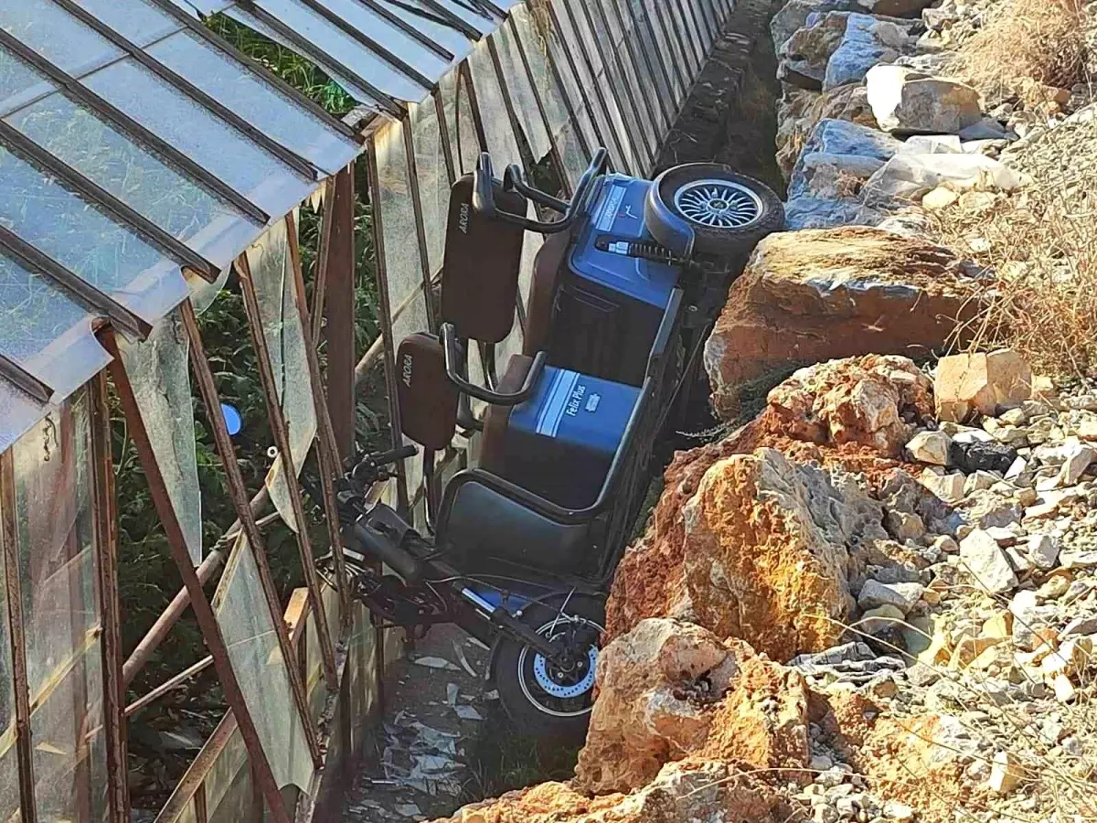 Alanya\'da şarampole yuvarlanan üç tekerli elektrikli bisikletin sürücüsü yaralandı