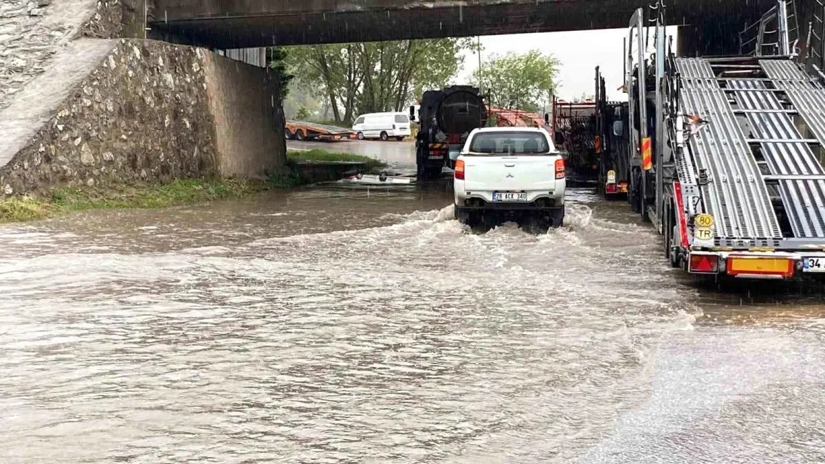 Kocaeli\'de Sağanak Sonucu Köprü Alt Geçidi Su Bastı