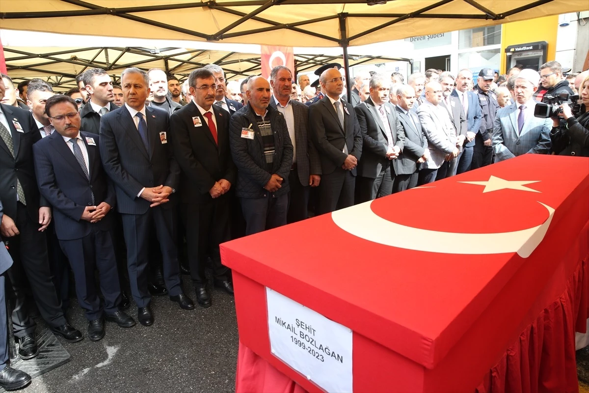 Ankara\'daki saldırıyı gerçekleştiren teröristlerin katlettiği şehit veteriner teknikeri defnedildi