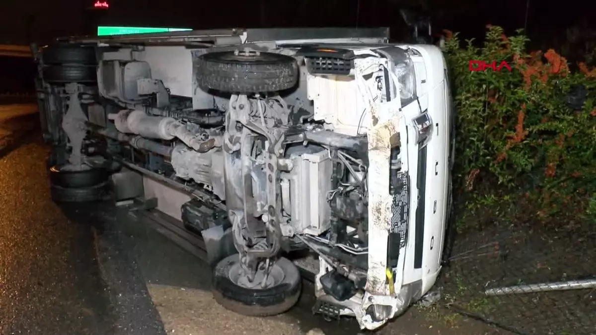 Ataşehir\'de Yağmur Nedeniyle Kayganlaşan Yolda Kamyonet Devrildi