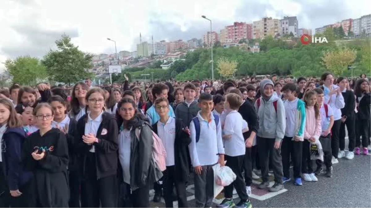 Bakan Tekin, İstanbul\'da bir okulda bayrak törenine katıldı