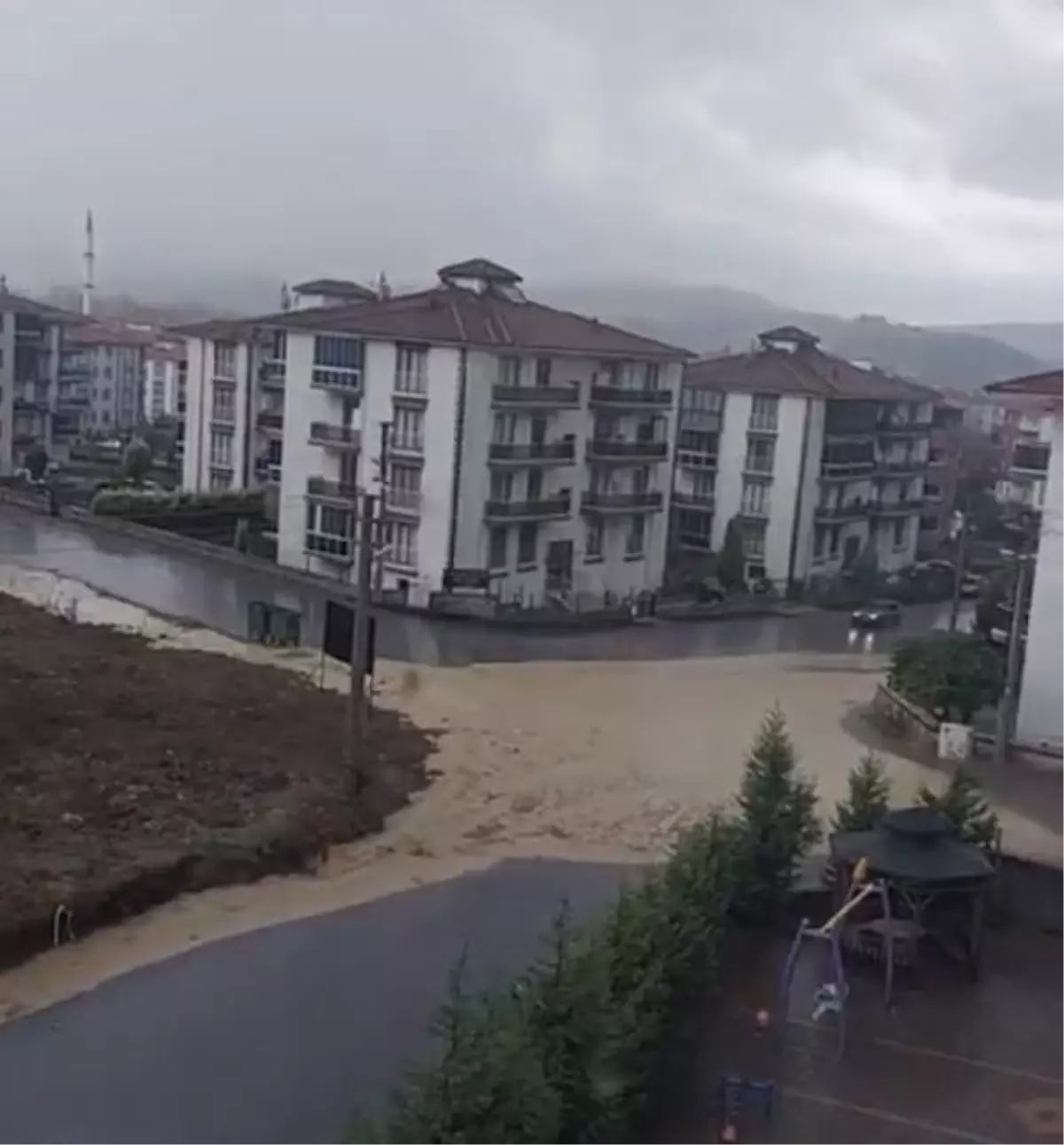 Bartın\'da Sağanak Yağış Sonucu Ev ve İş Yerleri Su Altında Kaldı