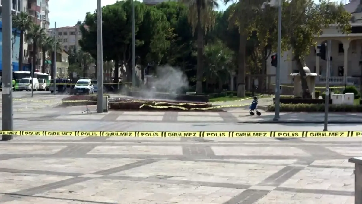 Denizli\'de Cam Horoz Heykeli Yanında Bomba Paniği