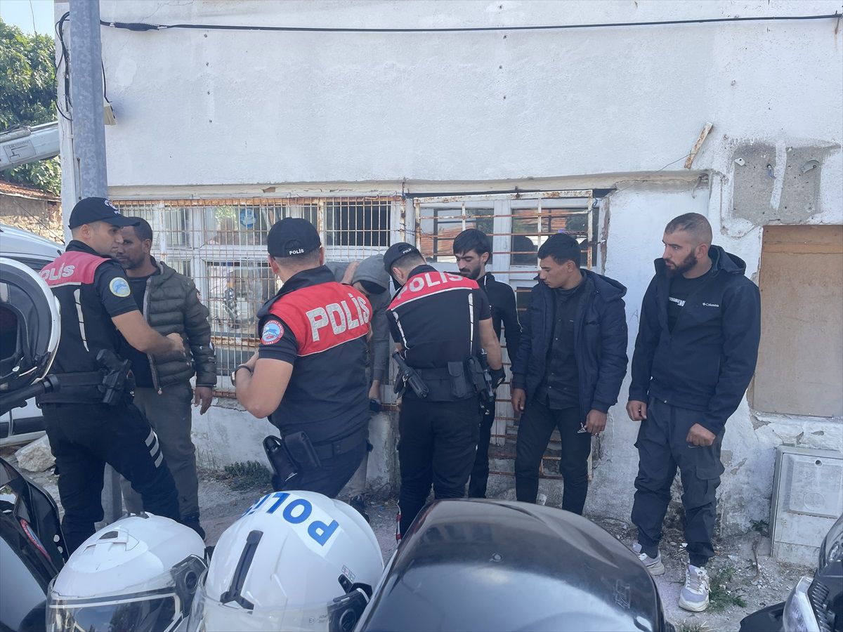 Edirne\'de Kaçan Araçta 5 Düzensiz Göçmen Yakalandı