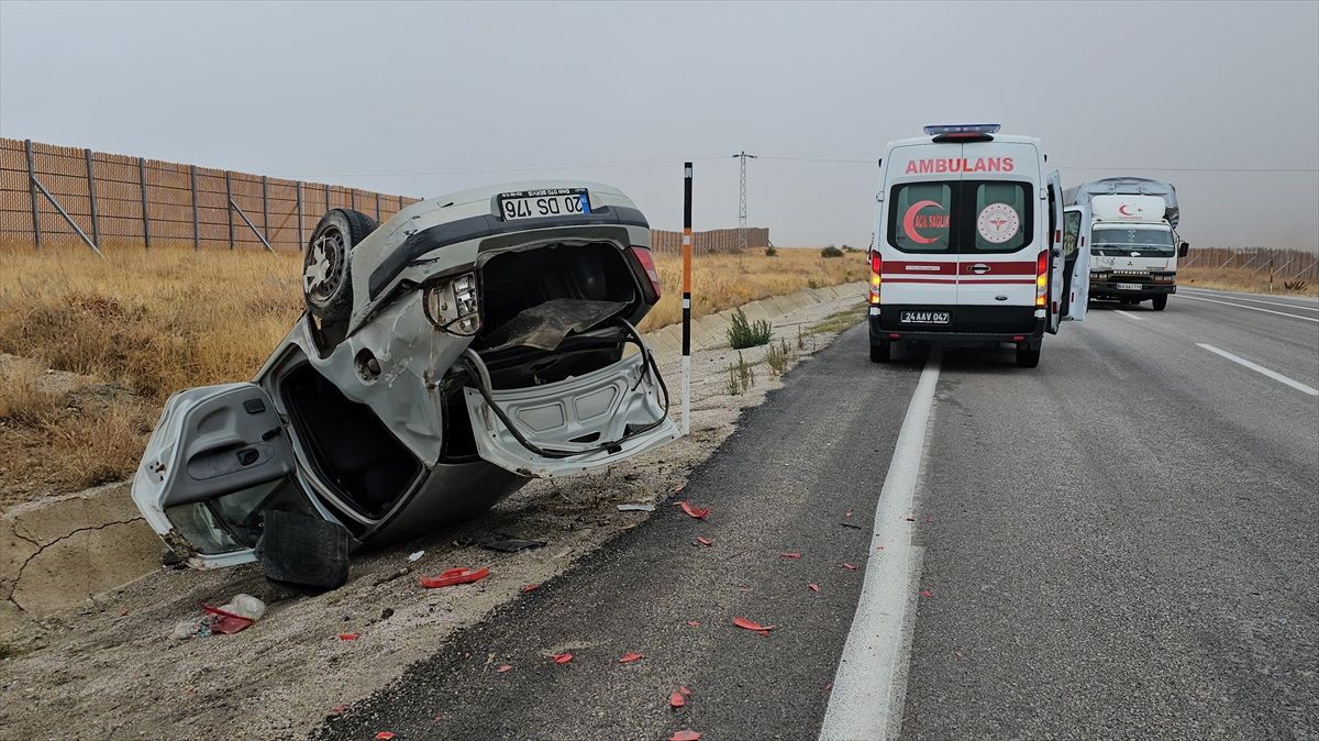 Erzincan\'da otomobil devrildi, 3 kişi yaralandı