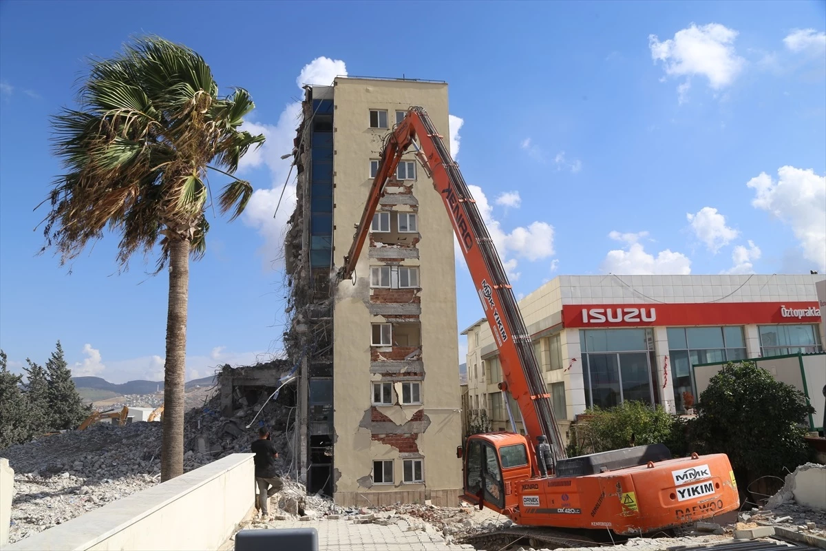 Hatay\'da Deprem Sonrası Ağır Hasarlı 6 Bina Kontrollü Yıkıldı