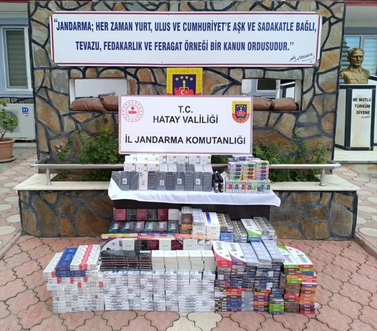 Antakya\'da Gümrük Kaçağı Sigara ve Cep Telefonu Operasyonu