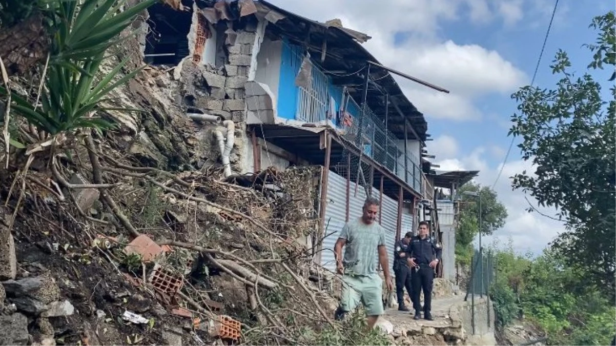 İstanbul Beşiktaş\'ta yamaçtan düşen dev kaya evleri kırıp geçirip villa bahçesine düştü