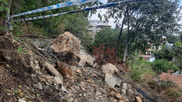 İstanbul Beşiktaş'ta yağışların etkisiyle yamaçtan düşen kaya evlere zarar verdi