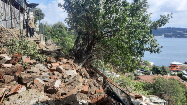 İstanbul Beşiktaş'ta yağışların etkisiyle yamaçtan düşen kaya evlere zarar verdi