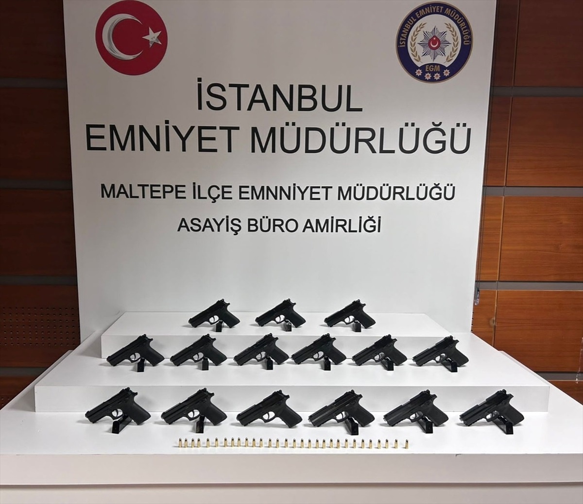 İstanbul\'da Geri Dönüşüm Deposunda Yasa Dışı Silah Ticareti Operasyonu: 4 Tutuklama