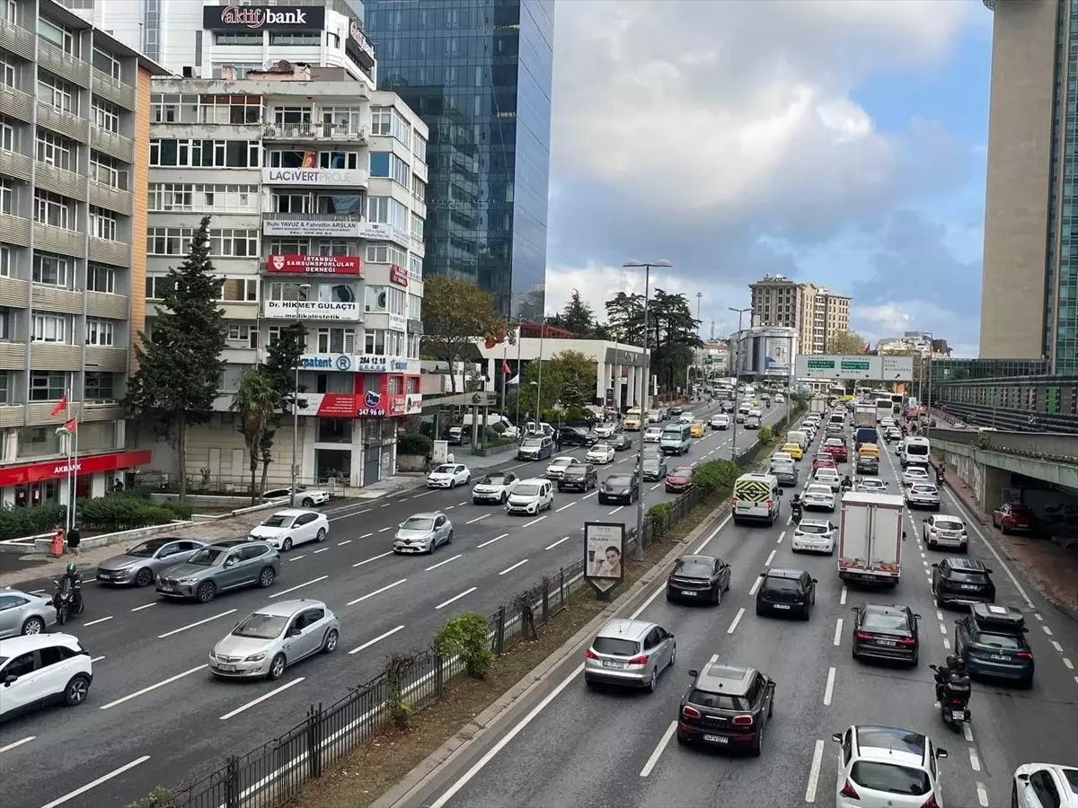 İstanbul\'da haftanın ilk günü trafik yoğunluğu yaşanıyor