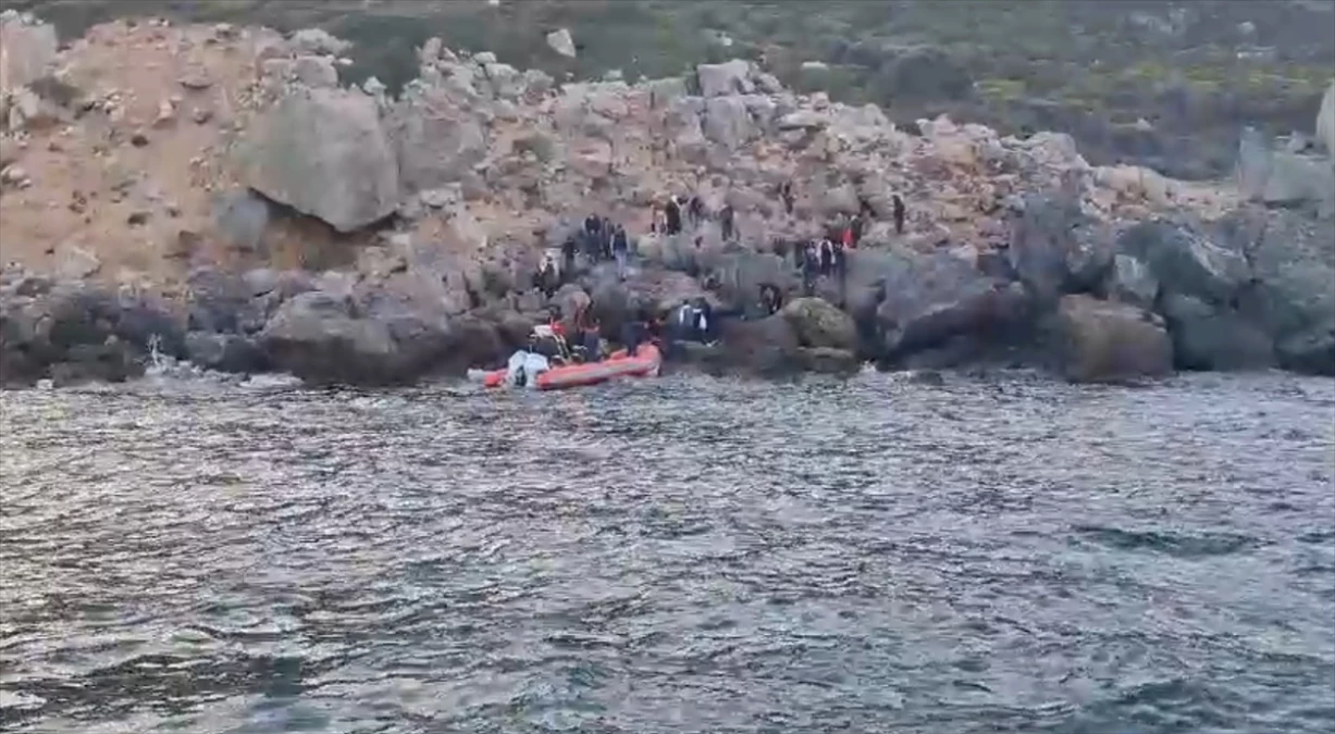 İzmir Açıklarında Yunanistan Unsurlarınca Türk Kara Sularına İtildi, 310 Düzensiz Göçmen Kurtarıldı