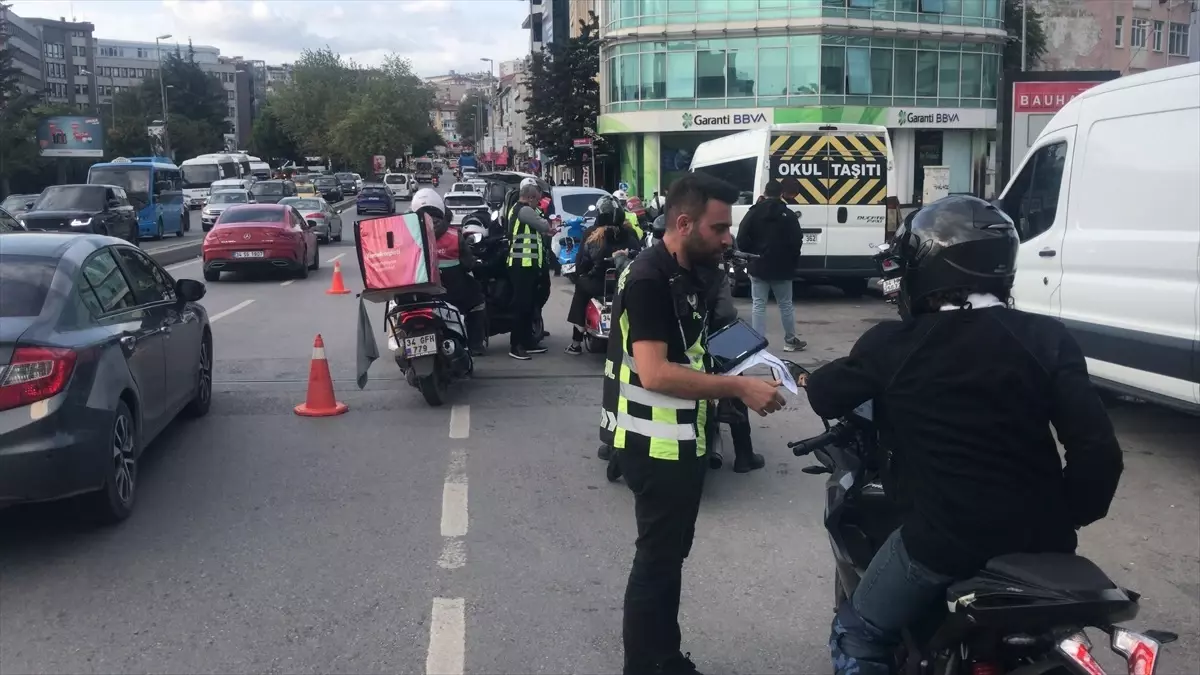 Kadıköy\'de Motosiklet Sürücülerine Yönelik Denetim: 32 Kişiye Ceza Yazıldı