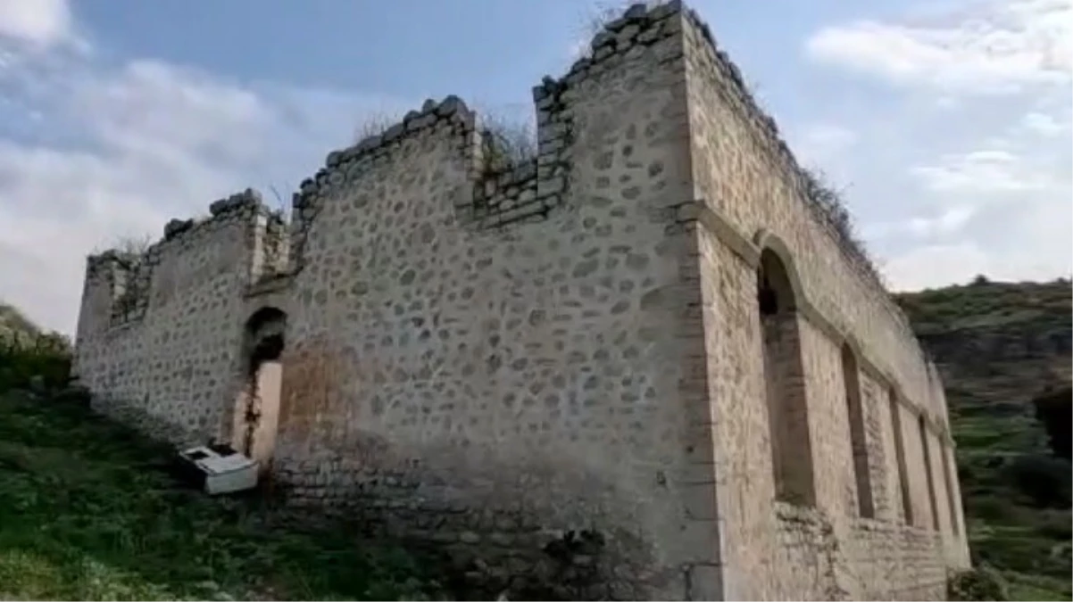 Karabağ\'da Azerbaycanlılara ait cami Ermenilerce ahır olarak kullanıldı