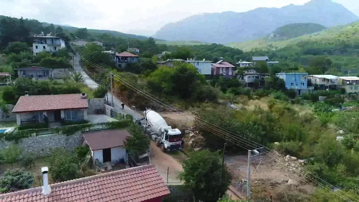 Konyaaltı Belediyesi Hisarçandır\'da beton yol çalışması gerçekleştirdi