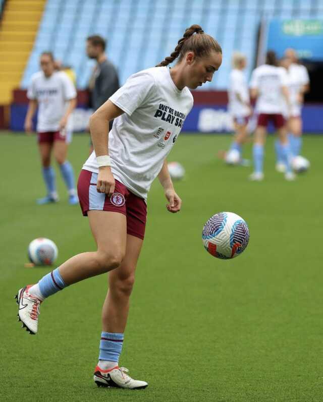 Korktukları başlarına geldi! Aston Villa'nın kadın takımı 'Tüm hatlarımız belli' dedikleri formayla maça çıktı