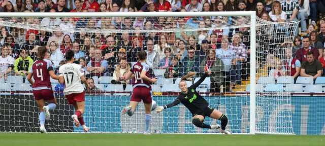 Korktukları başlarına geldi! Aston Villa'nın kadın takımı 'Tüm hatlarımız belli' dedikleri formayla maça çıktı