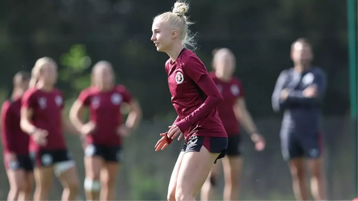 Aston Villa\'nın kadın takımı \'\'Tüm hatlarımız belli\'\' dedikleri formayla maça çıktı